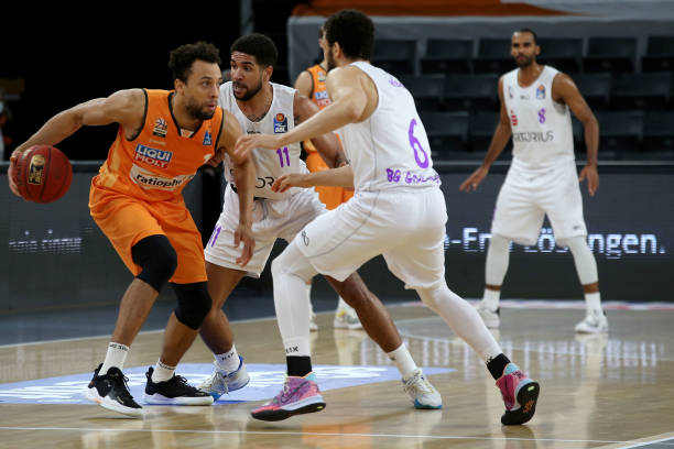 在发挥内线 在发挥内线