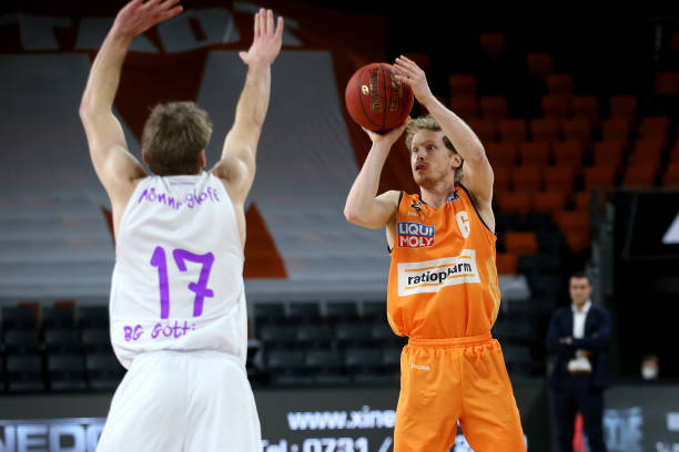 浦队中铲球 浦队中铲球